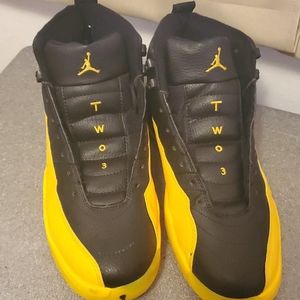 Yellow and black 12s shoe laces come with it